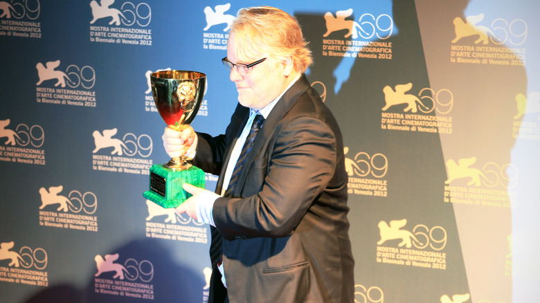 Philip Seymour Hoffman holding award