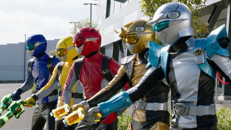 Beast Morpher Rangers wielding guns