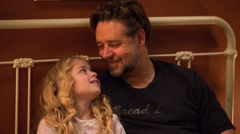 Kylie Rogers and Russell Crowe in Fathers & Daughters