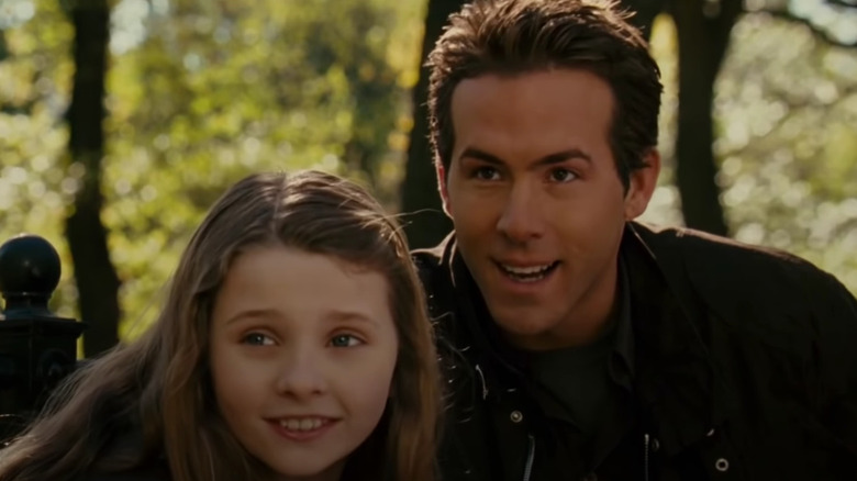 Ryan Reynolds and Abigail Breslin smiling