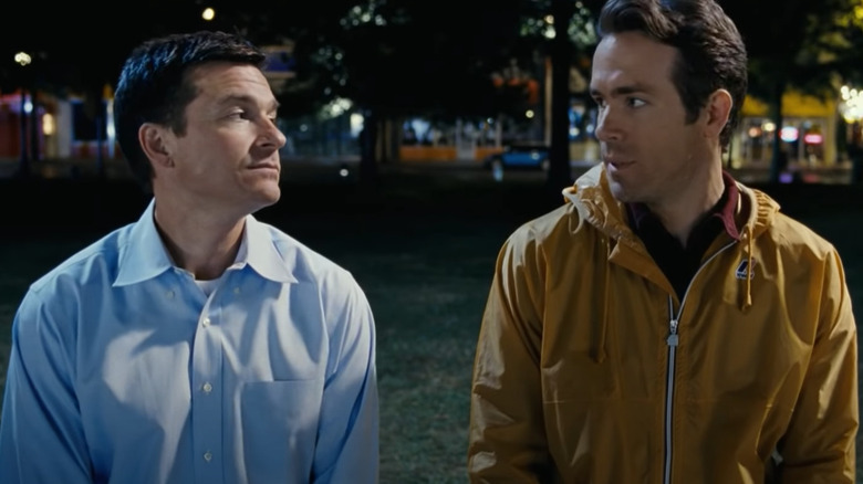 Jason Bateman and Ryan Reynolds look at each other