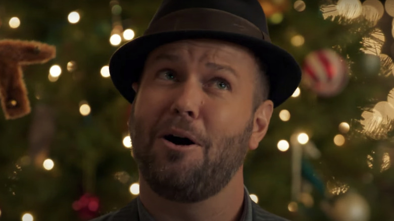 Taran Killam singing Christmas music