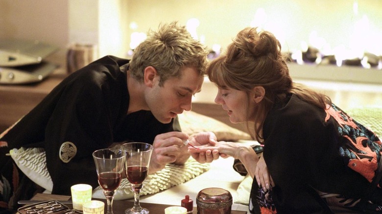 Alfie paints Liz's nails in "Alfie" (2004)