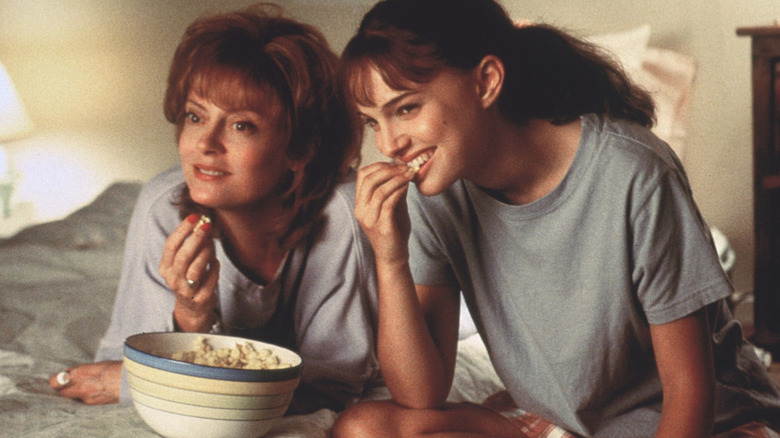 Susan Sarandon and Natalie Portman eat popcorn on bed