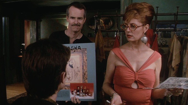 Sarandon and Robert show a client an ad