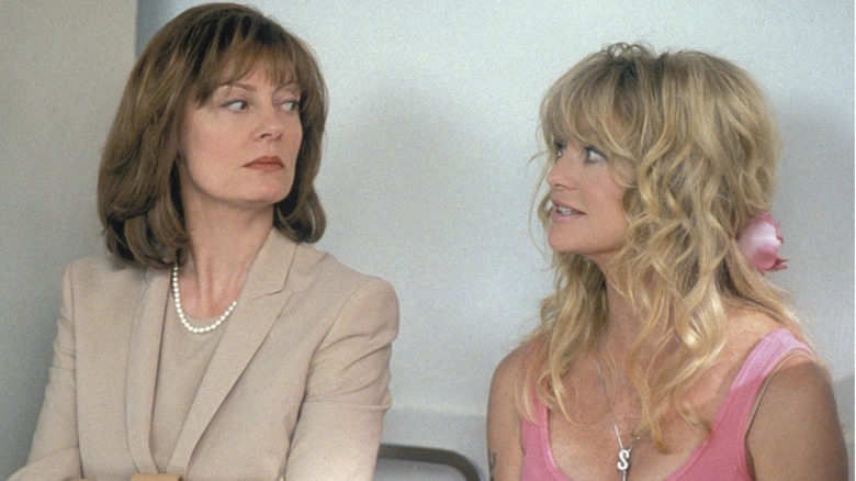 Susan Sarandon and Goldie Hawn look at each other