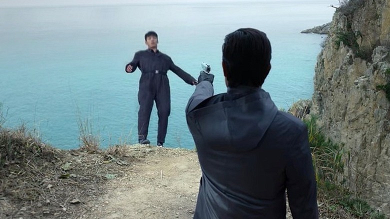 In-ho shoots Jun-ho off a cliff in Squid Game