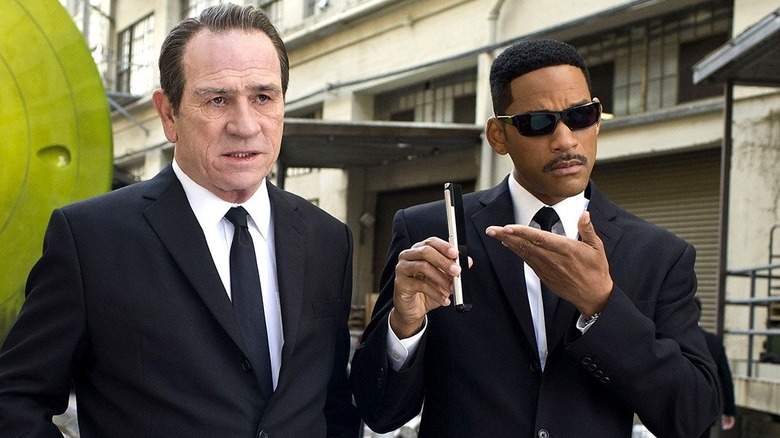 Tommy Lee Jones and Will Smith erase memories in Men in Black 3