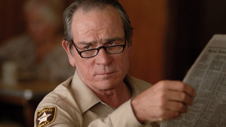 Tommy Lee Jones wears glasses in No Country for Old Men