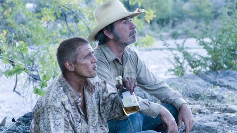 Mike Norton and Pete Perkins drink in "The Three Burials of Melquiades Estrada" (2005)