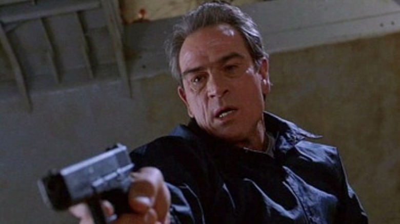 Tommy Lee Jones aims in U.S. Marshals