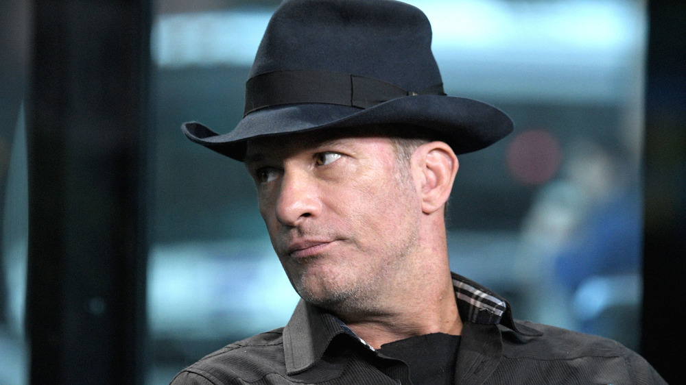 Thomas Jane in hat