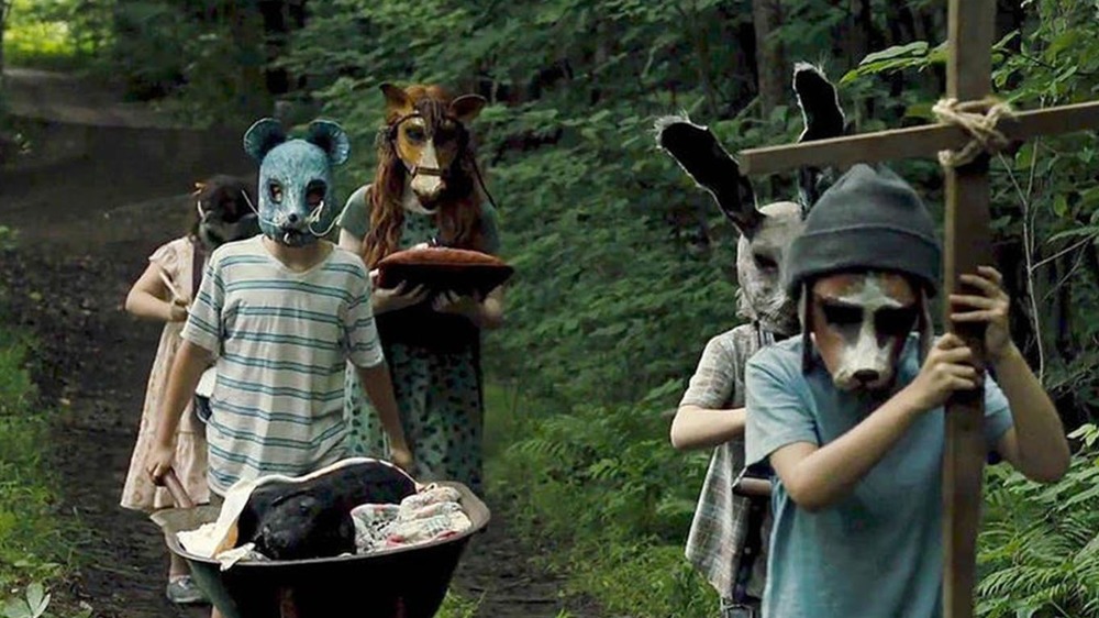 Pet Sematary 2019, children in animal masks march