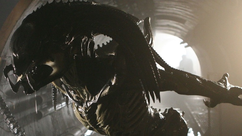 Predalien snarling with arms back