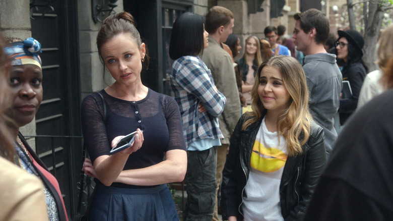 Alexis Bledel and Mae Whitman standing on the street in Gilmore Girls: A Year in the Life