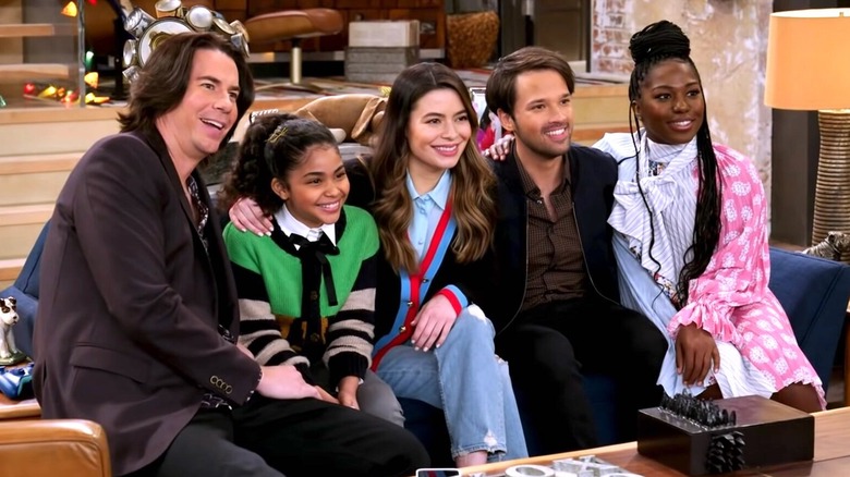 Carly, Spencer, Freddie, Harper, and Millicent on couch