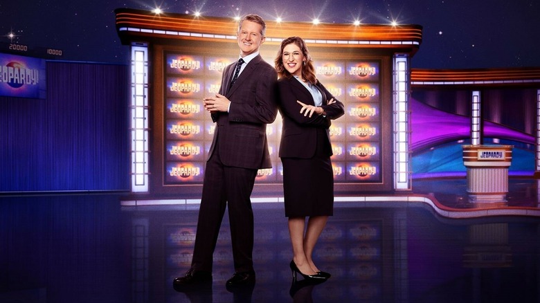 Ken Jennings and Mayim Bialik pose