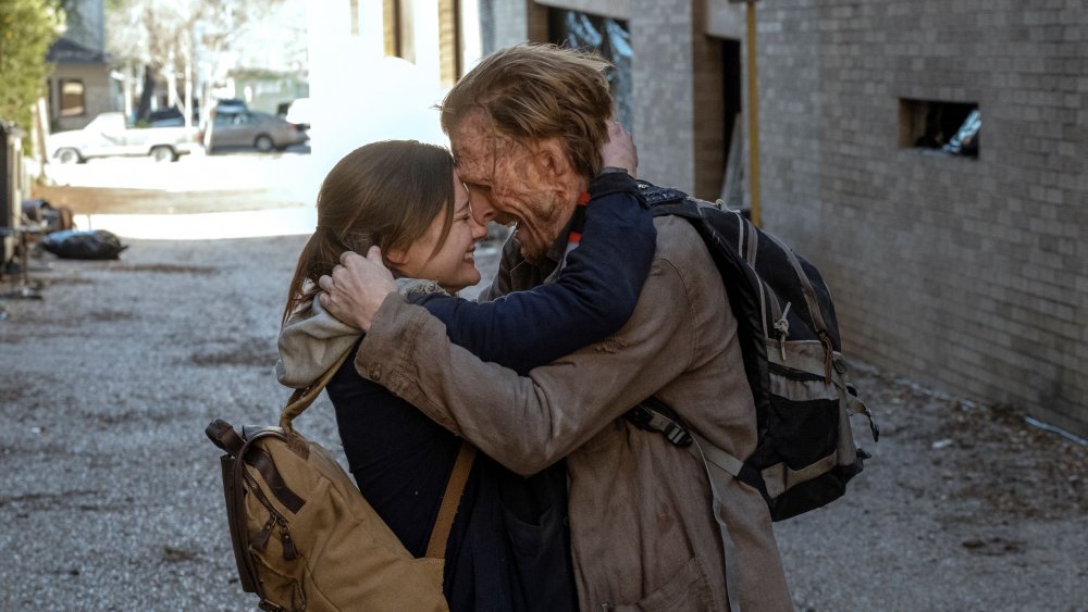 Sherry (Christine Evangelista) and Dwight (Austin Amelio) embrace on Fear the Walking Dead