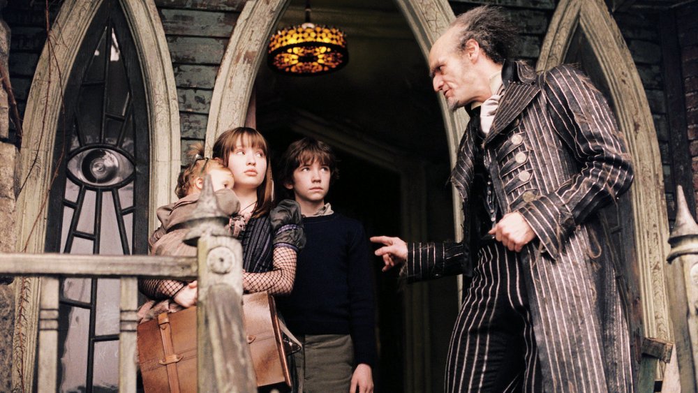 Jim Carrey as Count Olaf and his young co-stars in Lemony Snicket's A Series of Unfortunate Events