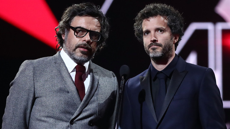 Jemaine and Bret presenting an award