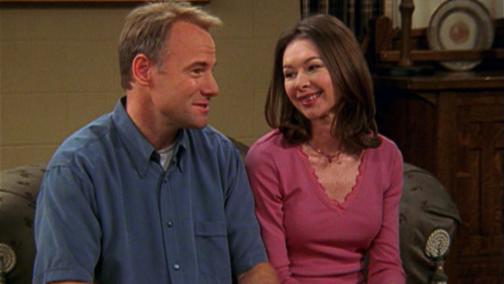 Colleen and Bill talk on the couch on "Friends"