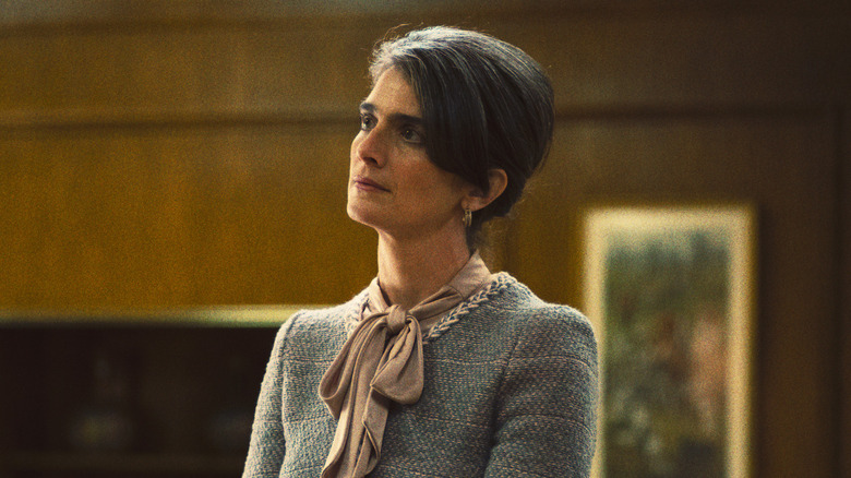 Gaby Hoffmann standing in "Winning Time"