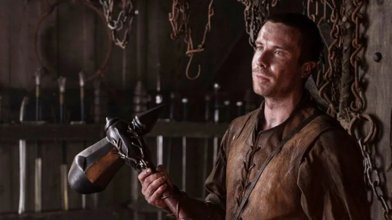 Gendry holds warhammer