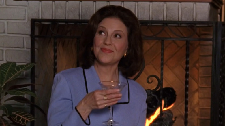 Emily Gilmore having a drink