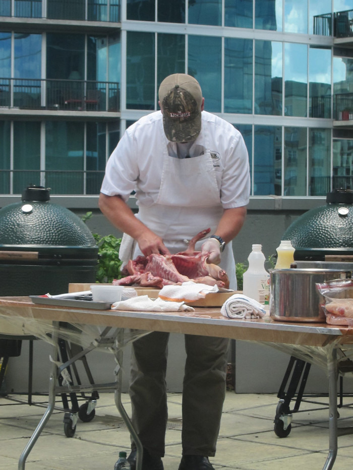 Bacon deboning pig