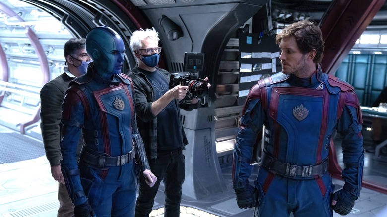 Karen Gillan, James Gunn và Chris Pratt trên phim trường