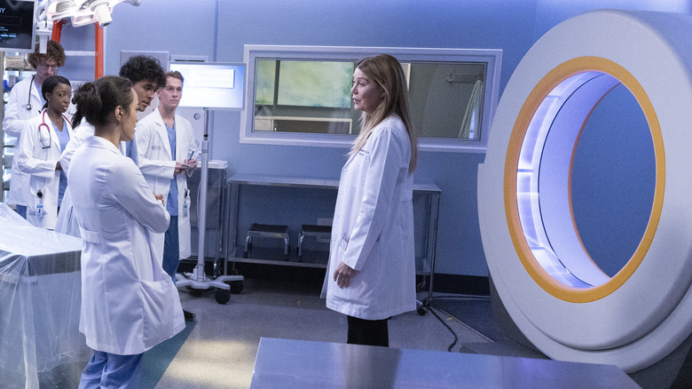 Meredith instructs the new surgeons