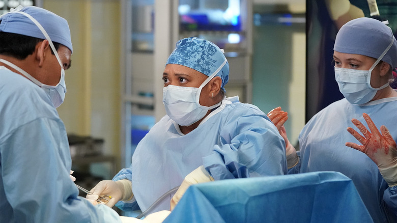 Surgeons working Grey's Anatomy