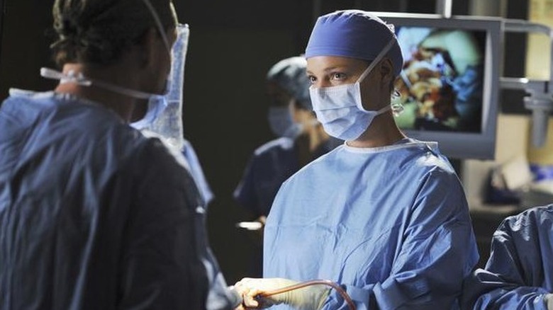 Izzie doing surgery