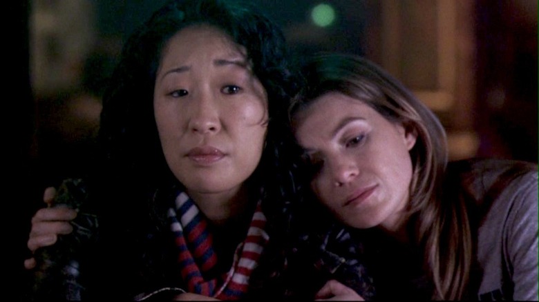Meredith leaning on Cristina