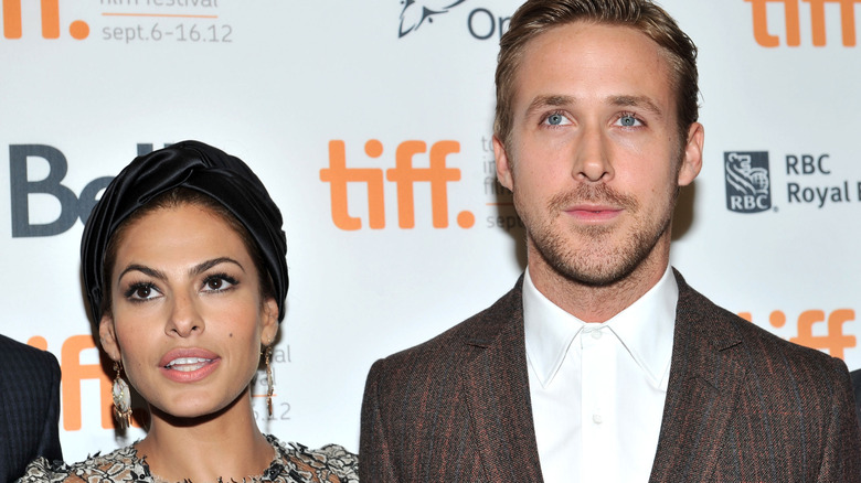 Ryan Gosling and Eva Mendes posing