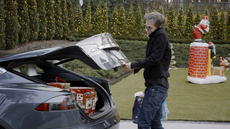 Kevin Bacon opening car trunk