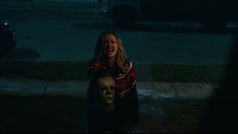 Judy Greer holding Michael Myers mask