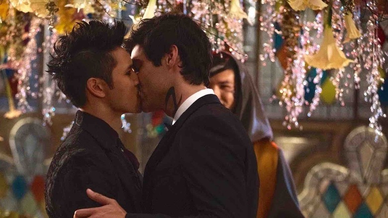 Magnus Alec kissing at wedding