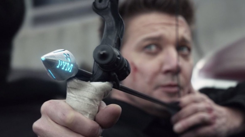 Hawkeye aiming Pym Particle arrow