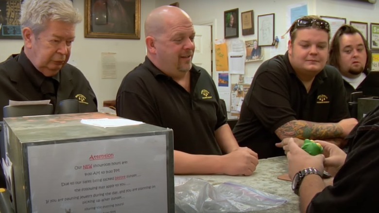 The Harrisons and Chumlee at the counter