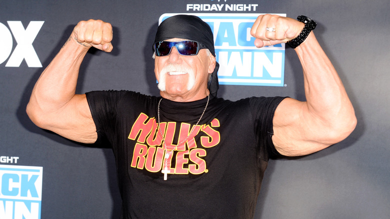 Hulk Hogan flexing