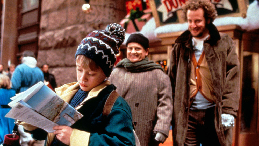 Kevin McCallister stalked by the Wet Bandits