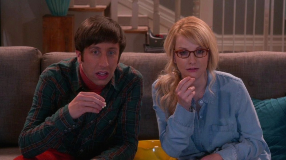 Howard (Simon Helberg) and Bernadette (Michelle Rauch) watch TV on The Big Bang Theory