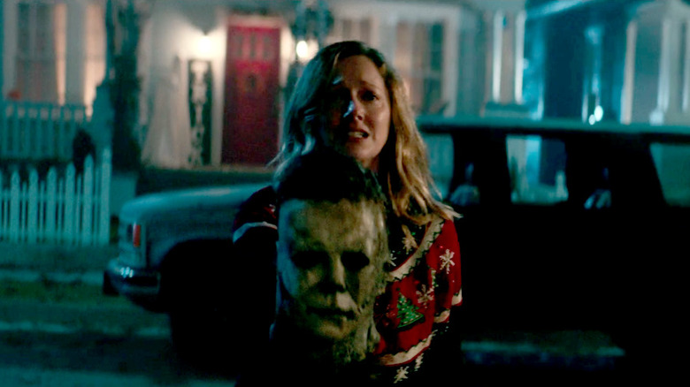 Judy Greer holding Michael Myers mask