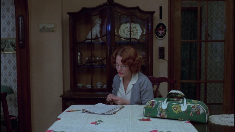 Jeanne Dielman reading a magazine