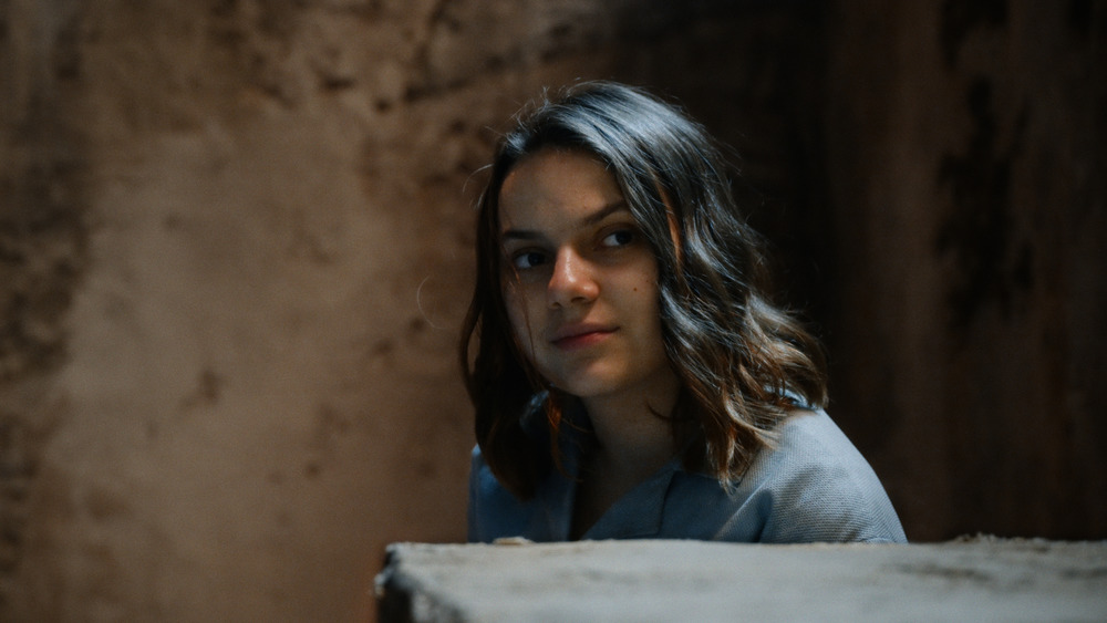 Dafne Keen slightly smiling