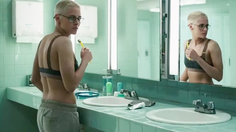 Kristen Stewart brushes teeth