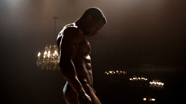 Jonathan Majors shows his built body