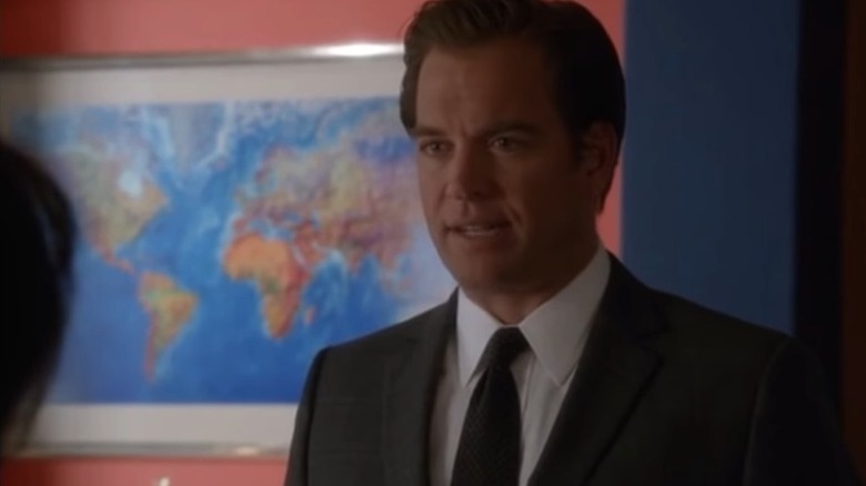 DiNozzo meeting with his team