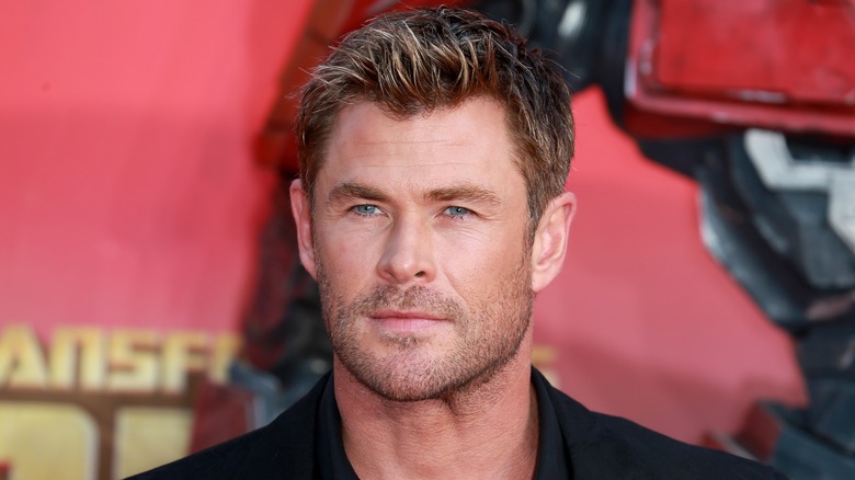 Chris Hemsworth 5 o'clock shadow